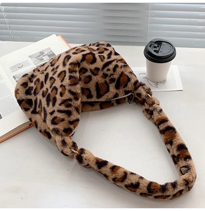 Detailansicht einer Schultertasche mit Leopardenmuster aus weichem Kunstpelzgewebe