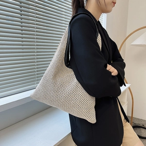 Beige woven straw shoulder bag for women, large capacity stylish casual beach tote