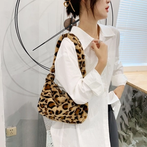Detailaufnahme der flauschigen Schultertasche mit Leopardenmuster am Modell