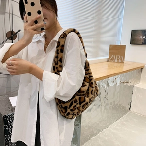 Spiegelselfie zeigt die Passform einer Schultertasche aus Plüsch mit Leopardenmuster
