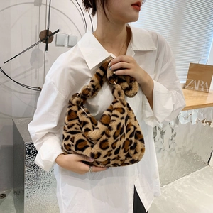 Detail der weichen Kunstpelz-Handtasche mit Leopardenmuster und Plüschgriff für den Winter