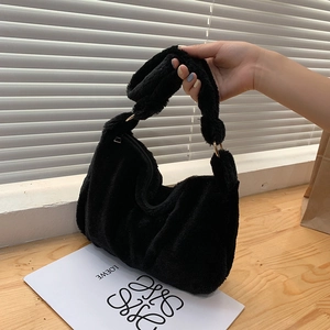 Schicke schwarze Plüsch-Achseltasche mit Knotengriff und goldenen Metallringen
