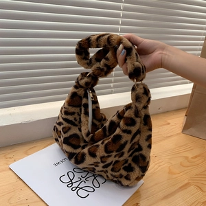 Schicke Plüsch-Unterarmtasche mit Leopardenmuster und goldfarbenem Metallringriemen