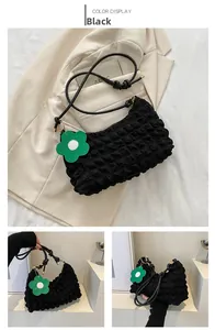 Détails du sac à main noir plissé popcorn avec pendentif floral vert élégant