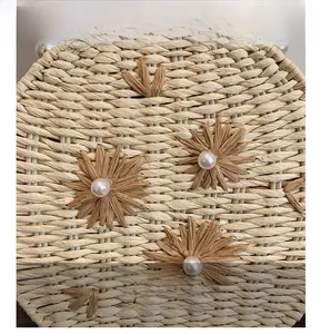 Détails macro d'un sac en paille tissée avec perles et motifs floraux brodés
