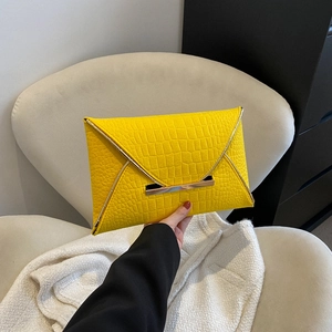 Pochette enveloppe jaune vif à texture crocodile avec des finitions dorées élégantes