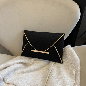 Pochette enveloppe noire élégante avec texture crocodile et garniture dorée