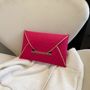 Pochette enveloppe rose fuchsia avec motif crocodile et fermoir en métal doré chic