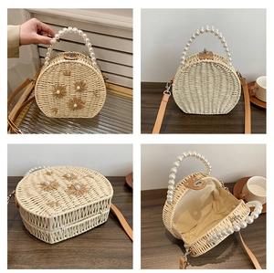 Vue détaillée du sac en paille tressée avec poignée en perles et broderie