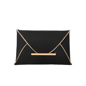 Pochette enveloppe noire élégante avec texture crocodile et détails dorés