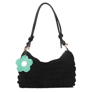 Sac à bandoulière noir à texture froissée avec pendentif fleur verte élégante