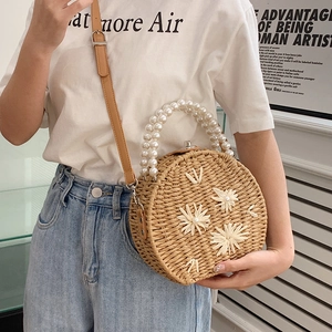 Sac à main rond en paille tendance avec poignée en perles et détails floraux