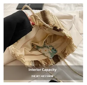 Dettaglio della borsa in paglia con fodera interna, tasca con zip e ampia capacità