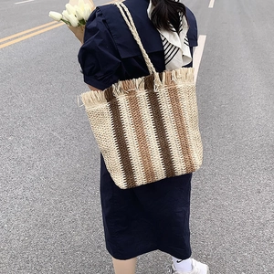 Borsa da spiaggia a righe in corda di carta con frange e tracolla lunga da donna