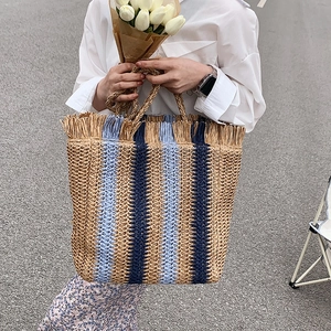 Borsa tote in paglia con strisce blu e dettagli di frange per vacanze estive al mare