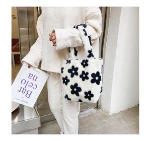Sac bandoulière chic en fausse fourrure à fleurs noires et blanches pour l'automne et l'hiver