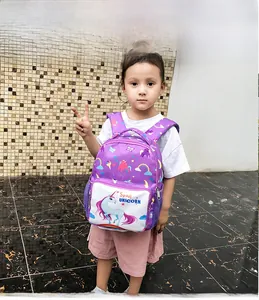 Detailansicht des lila Einhorn-Rucksacks mit verstellbaren Gurten an einem Kindermodel