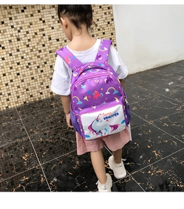 Detailansicht des lila Einhorn-Rucksacks mit gepolsterten Trägern an einem Kind