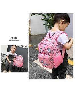 Detailansicht vom rosa Einhorn-Rucksack für Mädchen mit Regenbogen-Anhängern und Netztaschen