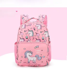 Detailansicht vom rosa Einhorn-Kinderrucksack mit niedlichem I CAN FLY Comic-Muster