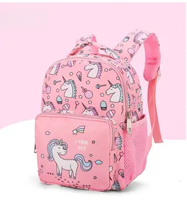 Detailansicht der rosa Einhorn-Rucksackseite mit Netztaschen und süßen Cartoon-Mustern
