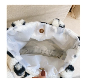 Détail de l'intérieur du sac en peluche avec boucle magnétique et doublure blanche