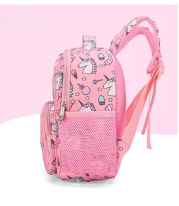 Seitenansicht des rosa Kinderrucksacks mit Einhornmuster und verstellbaren Trägern