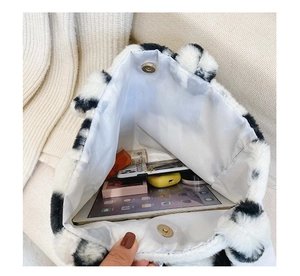 Sac fourre-tout spacieux imprimé vache montrant le rangement intérieur avec tablette
