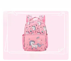 Detailansicht des pinkfarbenen Einhorn-Kinderrucksacks mit Regenbogenmuster und Netztaschen