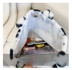 Vue intérieure du sac en peluche à motif vache avec fermoir aimanté et grande capacité