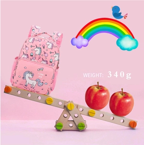 Detailansicht eines rosa Einhorn-Rucksacks auf einer Waage mit 340g Leichtgewicht