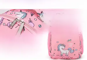 Detailansicht des rosa Einhorn-Rucksacks mit Doppelreißverschluss und Seitentasche