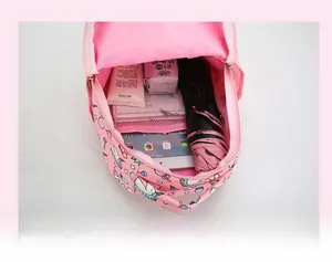 Detaillierte Innenansicht des rosa Einhorn-Rucksacks mit geräumigem Stauraum