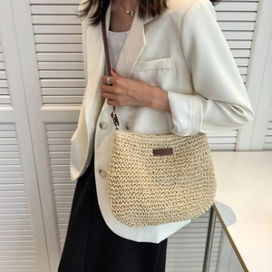 Chic sac à bandoulière en paille tressée beige avec lanières en cuir pour vacances plage
