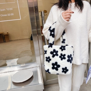 Sac sous le bras en fausse fourrure avec motif floral noir et blanc pour l'hiver