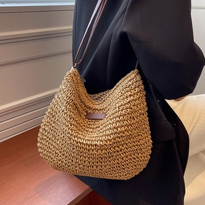 Sac à épaule en paille tissée à la main avec bandoulière en cuir pour la plage d'été