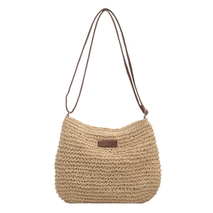 Sac à bandoulière minimaliste en paille tressée beige avec lanières en cuir marron