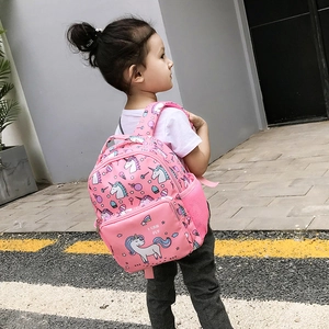 Rosa Einhorn Kinderrucksack für Mädchen mit I CAN FLY Aufdruck auf leichtem Schulranzen