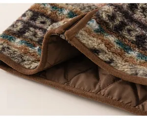 Détail d'une veste polaire à motif ethnique avec doublure matelassée et zip en résine