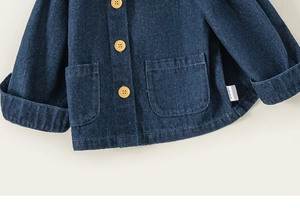 Nahaufnahme der dunkelblauen Jeansjacke für Mädchen mit Rundkragen und Knopfleiste