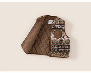 Détail du gilet enfant réversible montrant la texture polaire et la doublure matelassée
