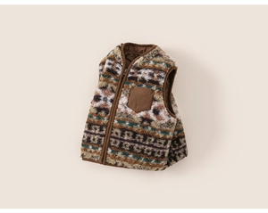 Détail d'un gilet en polaire sherpa pour enfant avec motif ethnique et poche marron