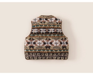 Détail du gilet polaire pour enfants avec motifs géométriques bohèmes aux tons chauds