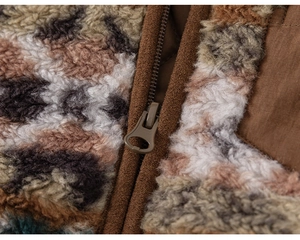 Détail macro du tissu polaire texturé épais avec une fermeture éclair en métal robuste
