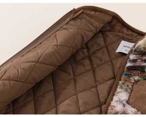 Détail d'un gilet chaud pour enfant avec surpiqûres en losange et doublure de col en polaire