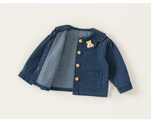 Detailansicht der Jeansbluse für Mädchen mit Bubikragen und dekorativen Holzknöpfen