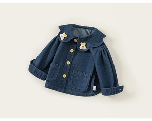 Detailansicht Mädchen Jeanshemd mit Peter-Pan-Kragen und niedlichen Kaninchen-Aufnähern