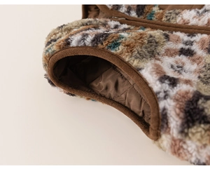Détail du gilet enfant en fausse fourrure léopard avec doublure matelassée et bordure brune