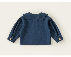 Detail eines dunkelblauen Jeanshemdes für Mädchen mit großem Kragen in Blütenblattform