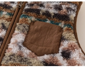 Gros plan sur la texture polaire épaisse avec motif géométrique et zip en métal sur gilet